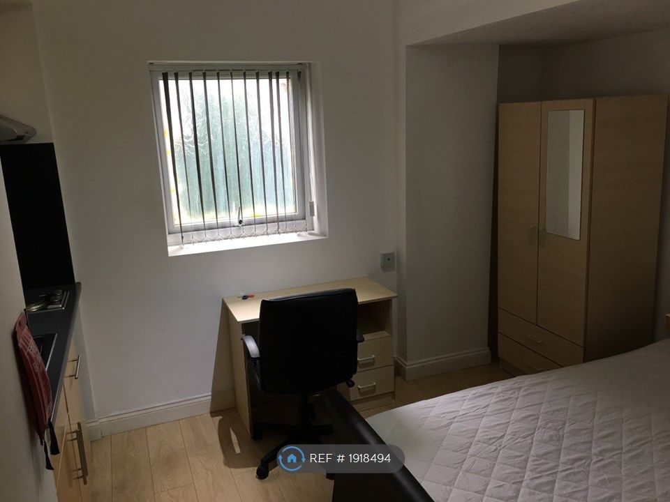 Studio to rent in Prior Deram Walk, Coventry CV4, £700 pcm