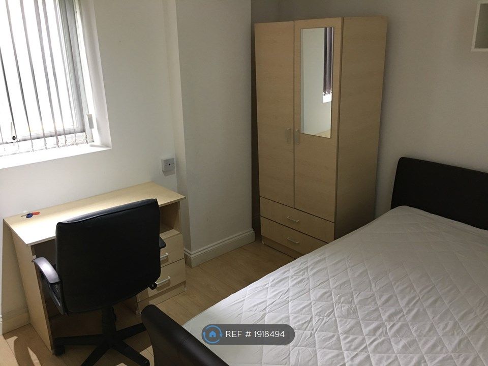 Studio to rent in Prior Deram Walk, Coventry CV4, £700 pcm