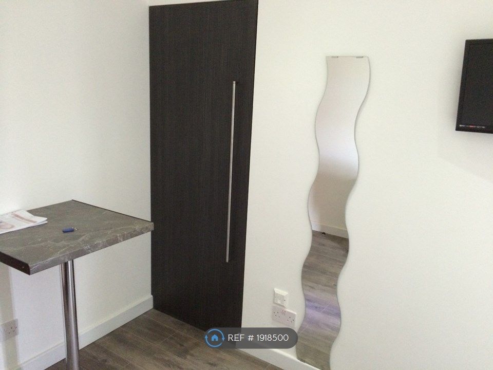 Studio to rent in Prior Deram Walk, Coventry CV4, £700 pcm