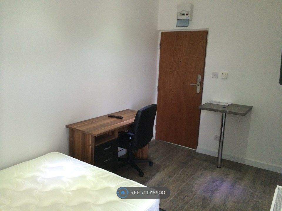 Studio to rent in Prior Deram Walk, Coventry CV4, £700 pcm