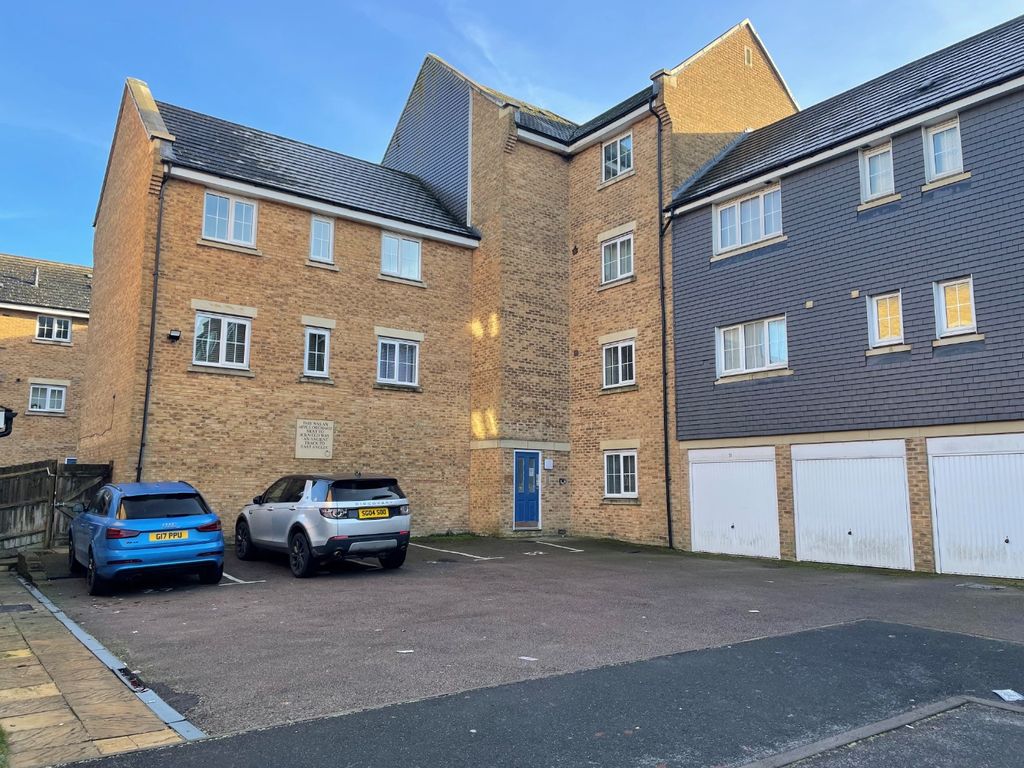 2 bed flat for sale in Russett Way, Dunstable LU5, £200,000