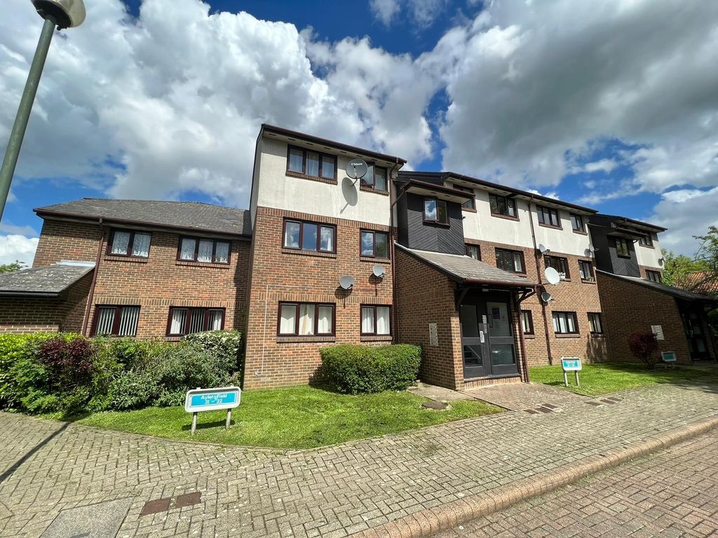 2 bed flat to rent in Aylets Field, Harlow CM18, £1,300 pcm