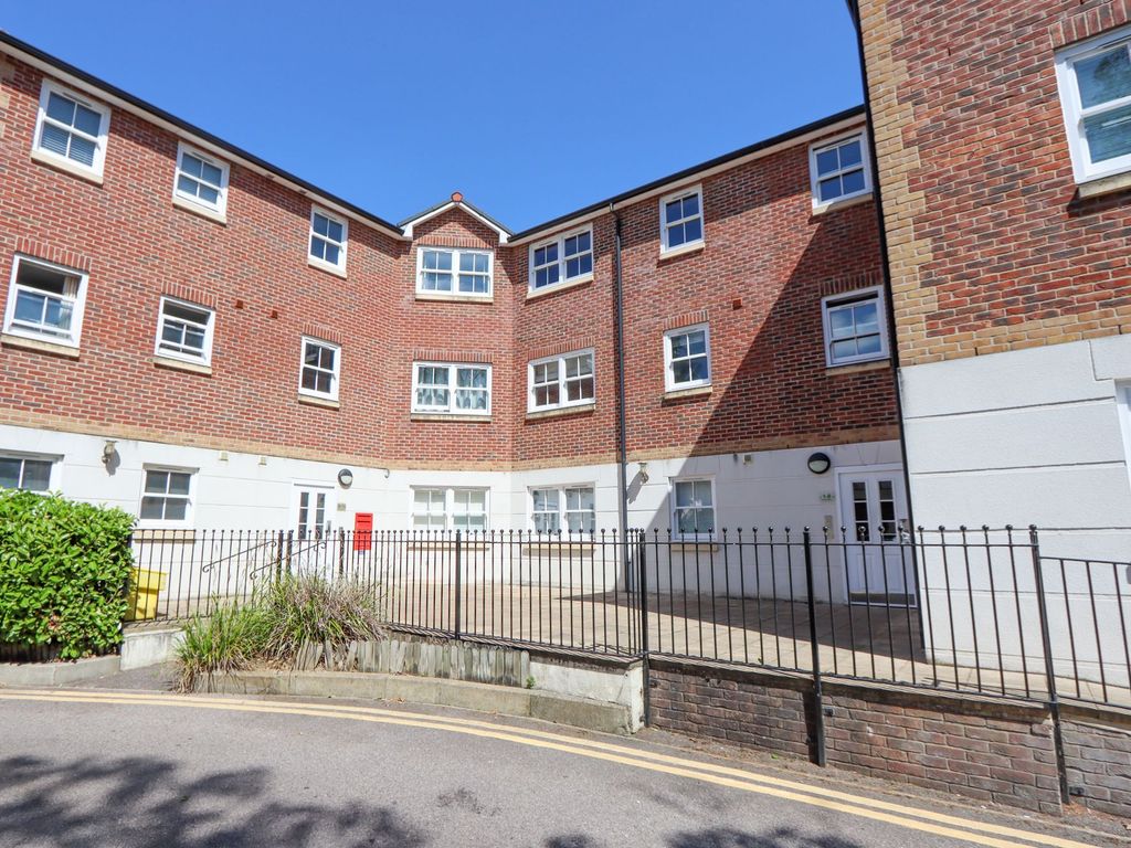 2 bed flat to rent in Hemnall Street, Epping CM16, £1,400 pcm
