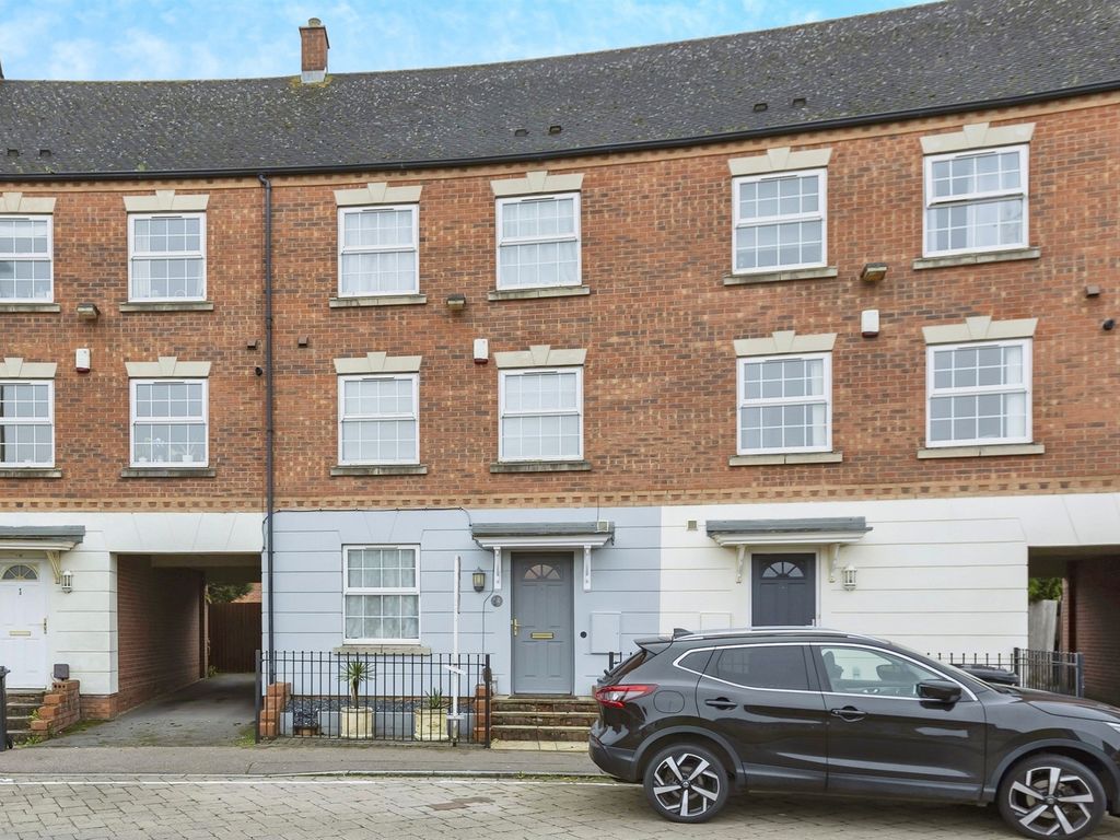 4 bed town house for sale in Hamilton Circle, Hamilton, Leicester LE5, £340,000