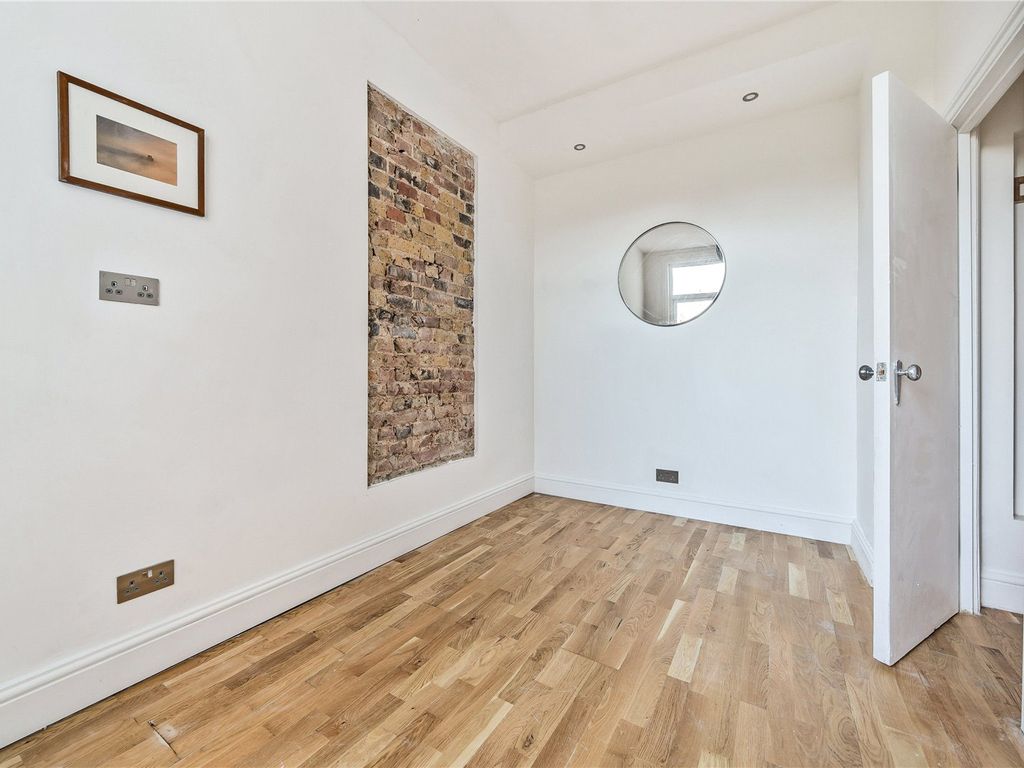 1 bed flat for sale in Palmerston Crescent, Palmers Green, London N13, £275,000