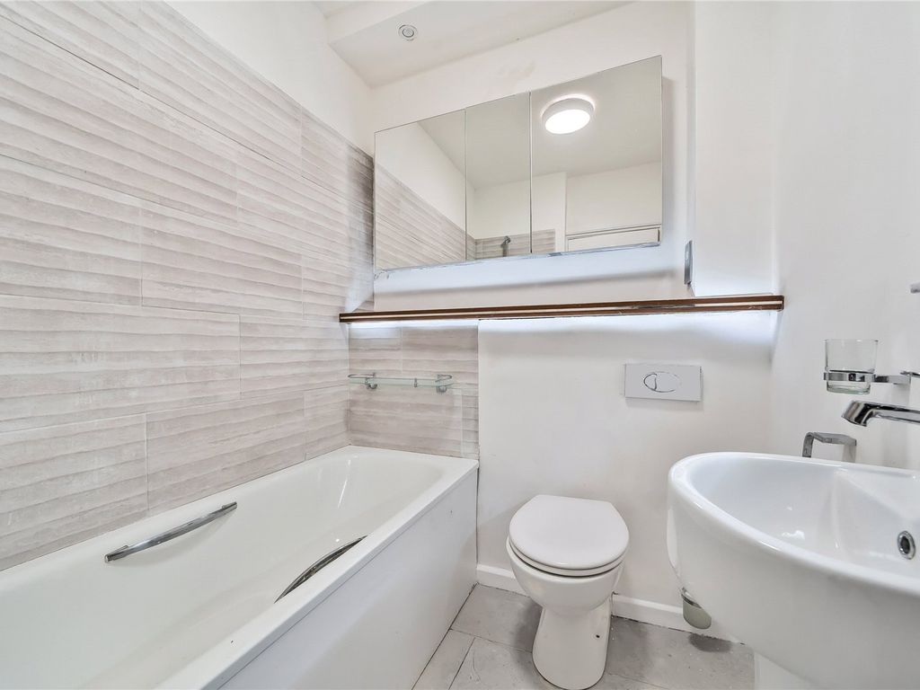 1 bed flat for sale in Palmerston Crescent, Palmers Green, London N13, £275,000