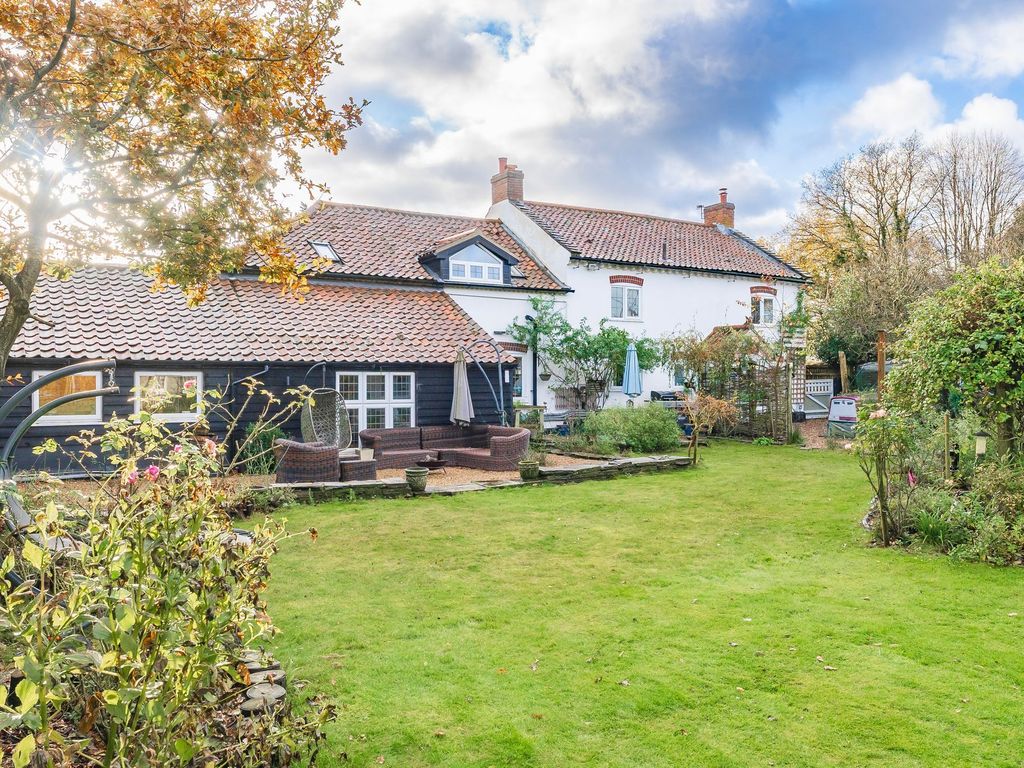 7 bed farmhouse for sale in Holt Road, Hevingham NR10, £800,000