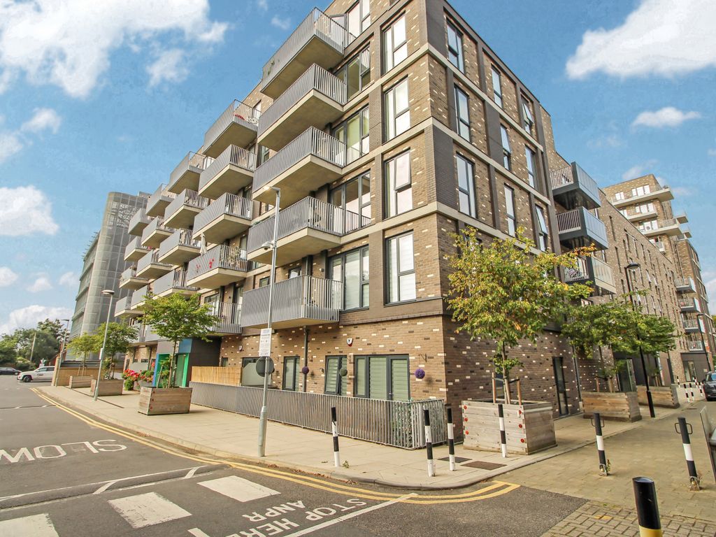 1 bed flat to rent in Windsor Road, Slough SL1, £1,400 pcm