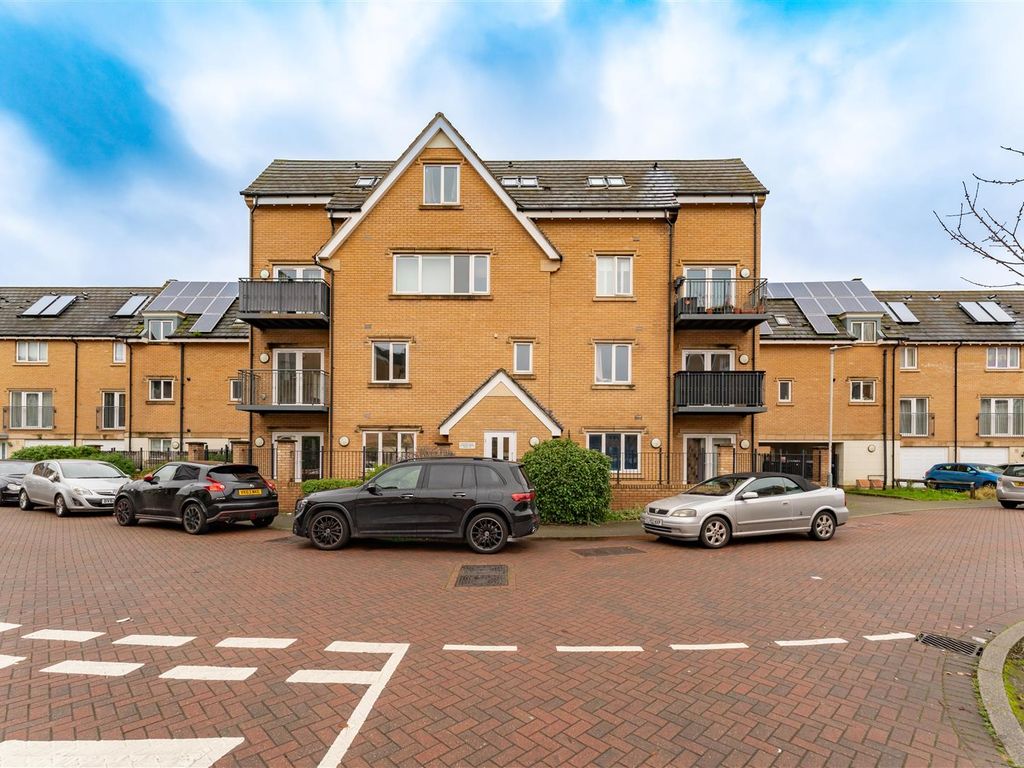 2 bed flat for sale in Varcoe Gardens, Hayes UB3, £360,000