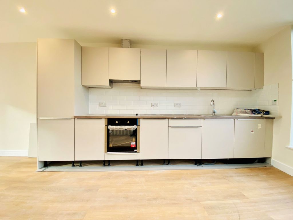 2 bed flat to rent in East Barnet Road, Barnet EN4, £1,850 pcm