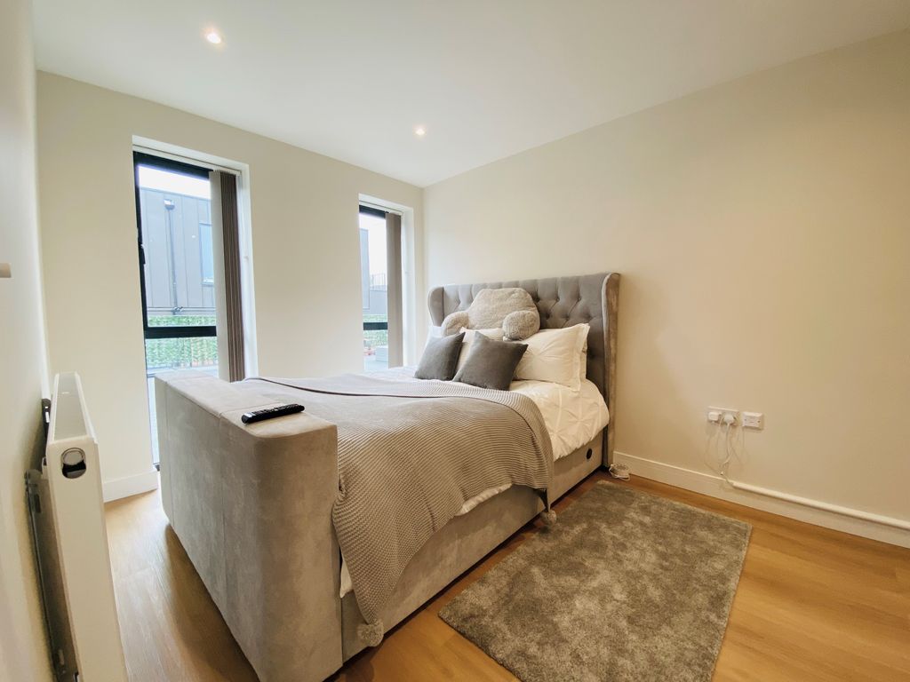 2 bed flat to rent in East Barnet Road, Barnet EN4, £1,850 pcm