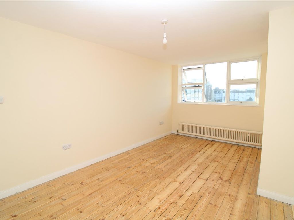 2 bed flat to rent in Marine Gate, Marine Drive, Brighton BN2, £1,900 pcm