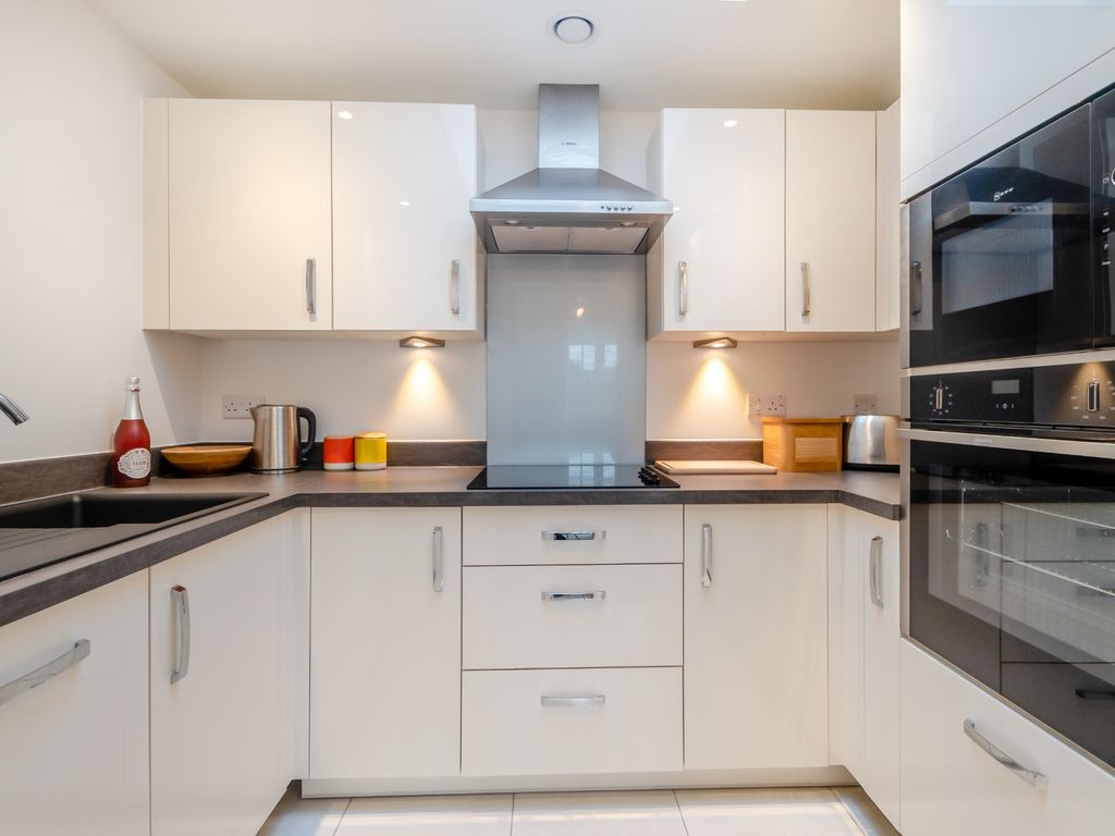 1 bed flat for sale in The Broadway, Amersham HP7, £262,500