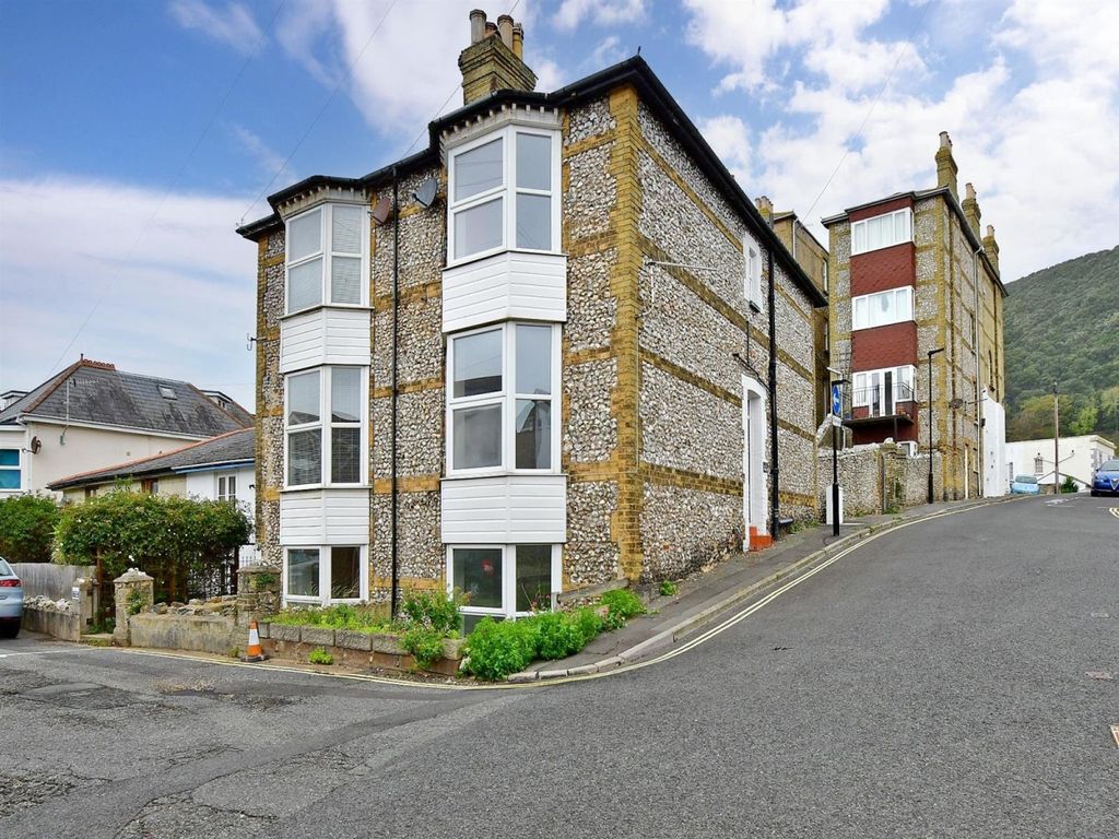 3 bed town house to rent in East Street, Ventnor PO38, £975 pcm