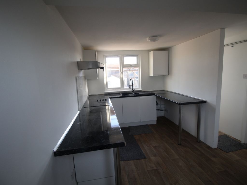 3 bed flat to rent in Trinity Road, Southall UB1, £2,000 pcm