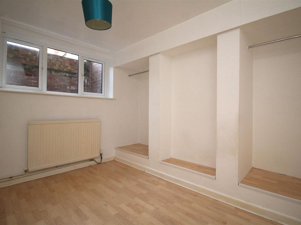 2 bed flat for sale in Eastfield Road, Peterborough PE1, £125,000
