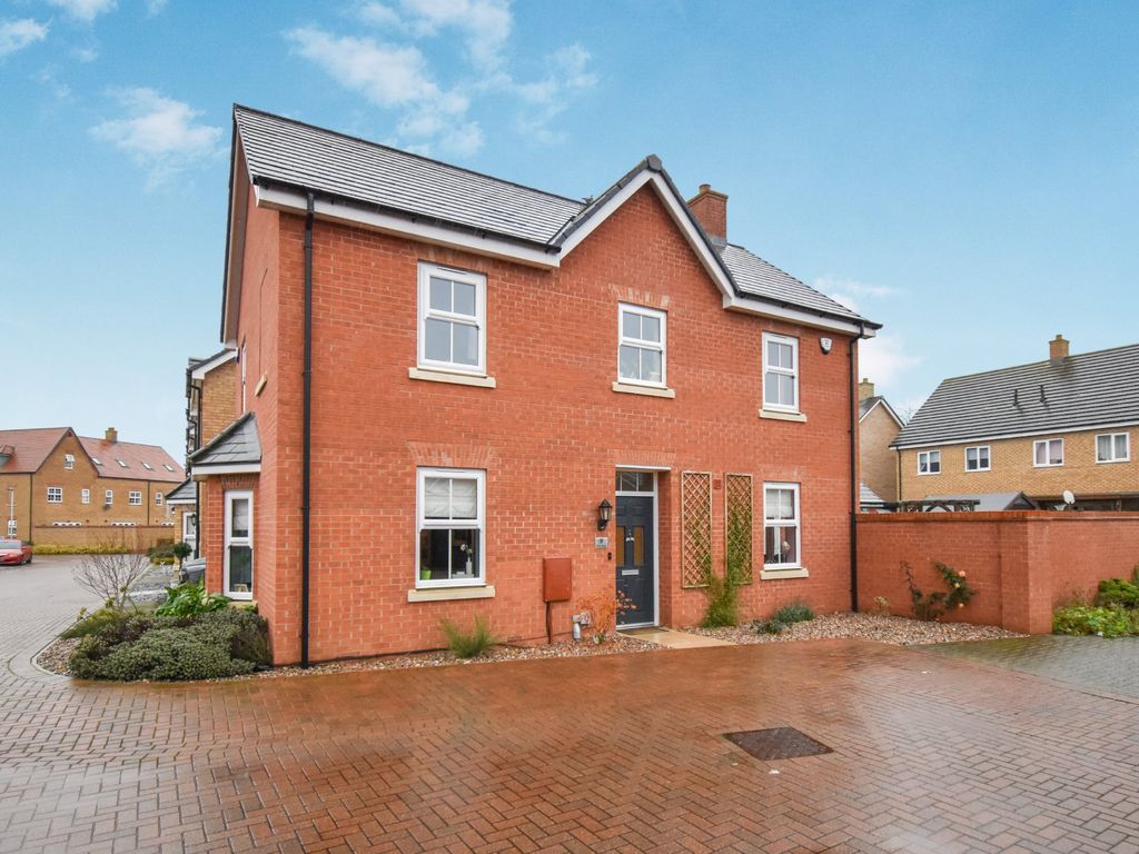 4 bed detached house for sale in Fisher Mead, Biggleswade SG18, £485,000