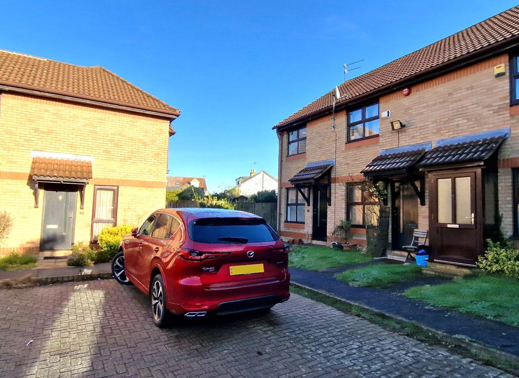 2 bed end terrace house to rent in Mulberry Close, New Barnet, Barnet EN4, £2,000 pcm