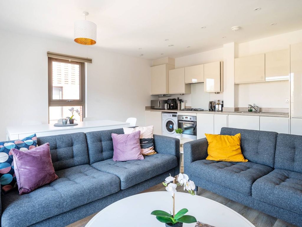 2 bed flat for sale in Walnut Tree Close, Guildford GU1, £495,000
