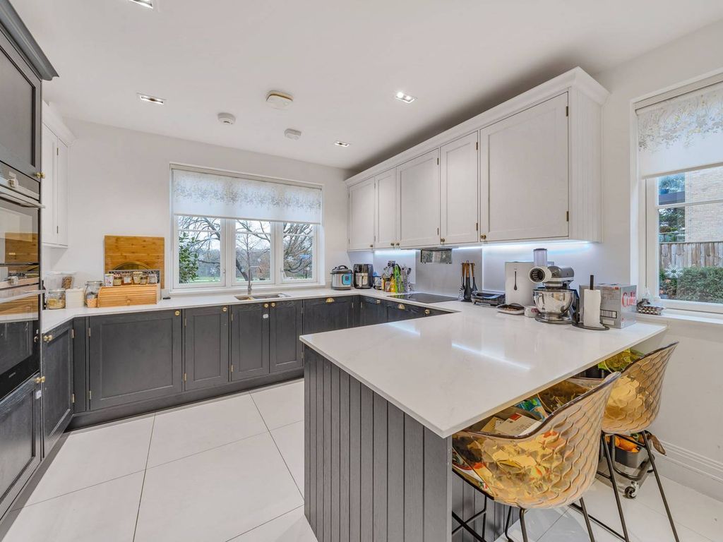 3 bed detached house to rent in Daffodil Crescent, Oakwood, Barnet EN4, £3,900 pcm