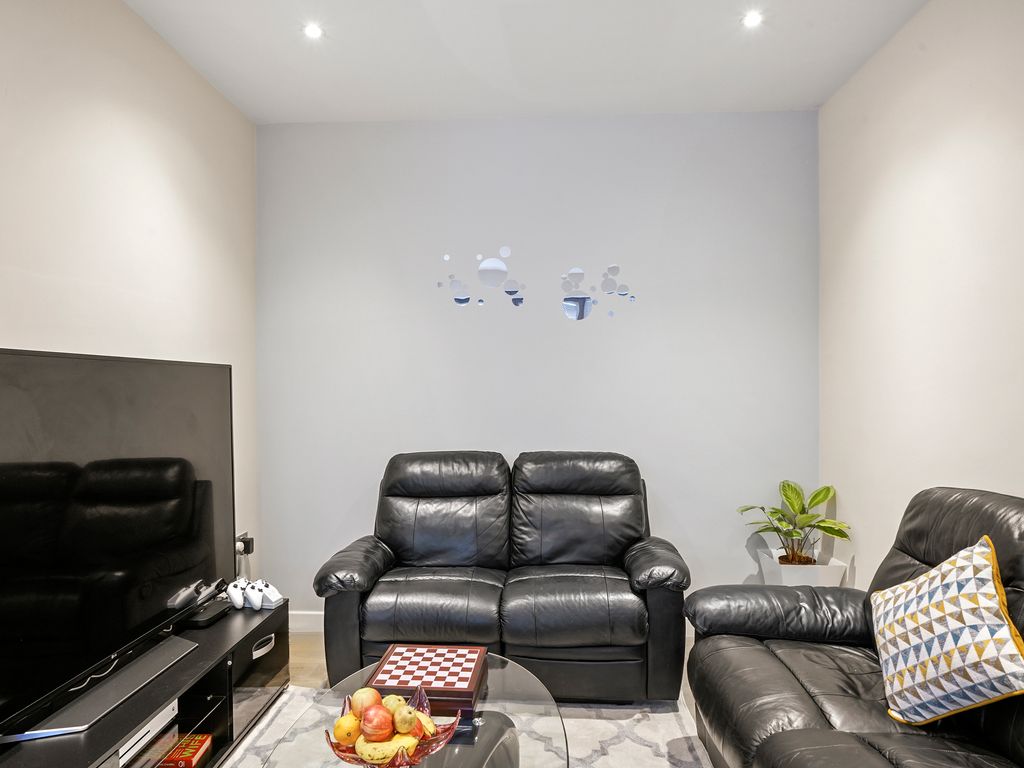 1 bed flat for sale in Station Road, Barnet EN5, £340,000