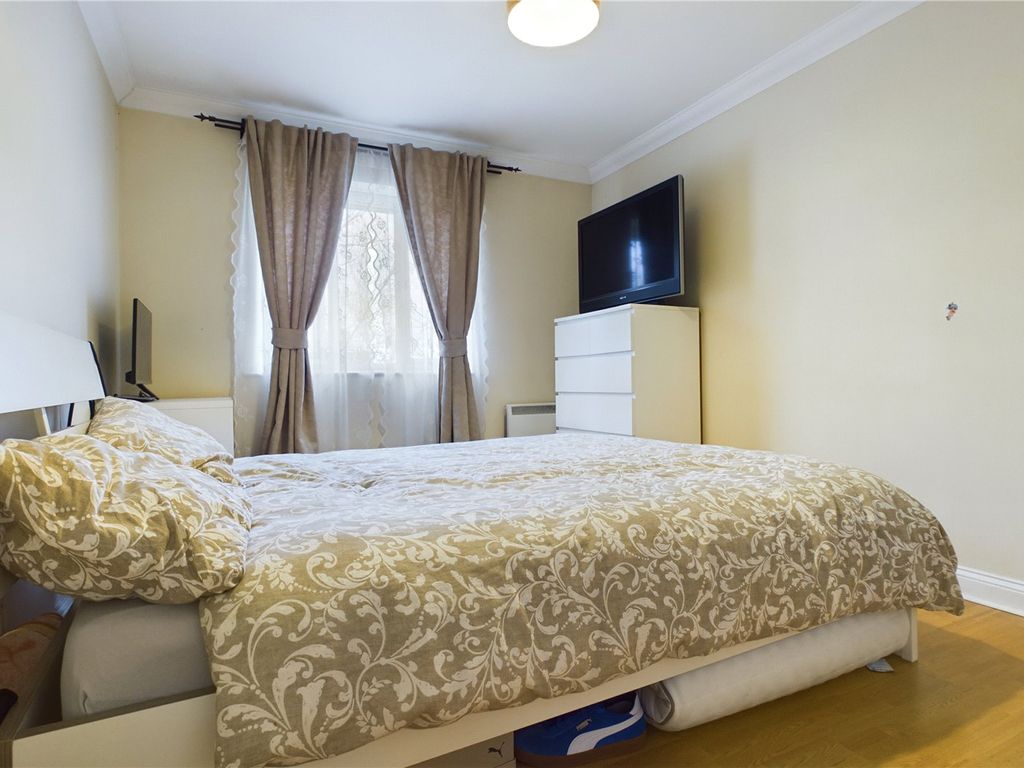 2 bed flat for sale in Mallard Way, Aldermaston, Reading, Berkshire RG7, £240,000