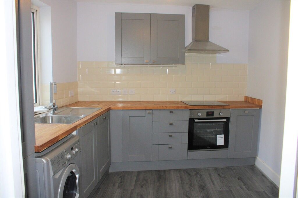 4 bed flat to rent in High Street, Yeovil BA20, £925 pcm