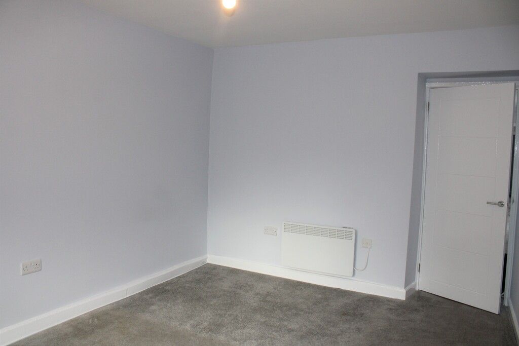4 bed flat to rent in High Street, Yeovil BA20, £925 pcm