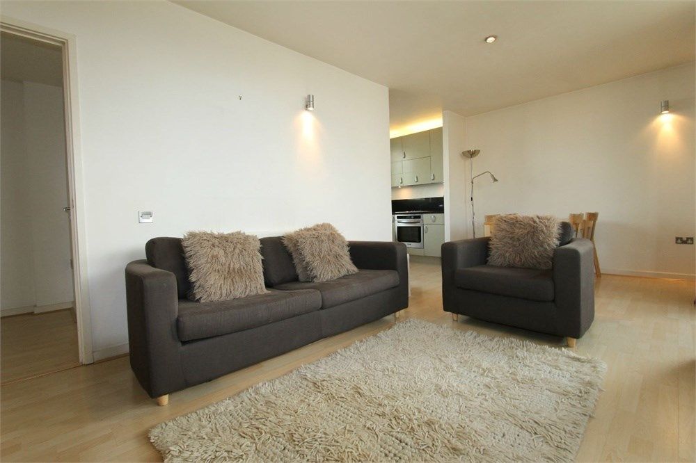1 bed flat to rent in Edison Court, Greenroof Way, London SE10, £1,550 pcm