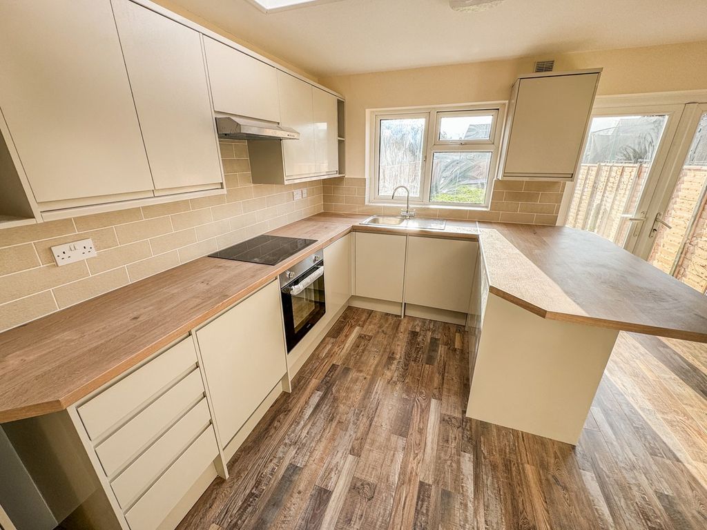 3 bed terraced house for sale in Combe Road, Tilehurst, Reading RG30, £370,000