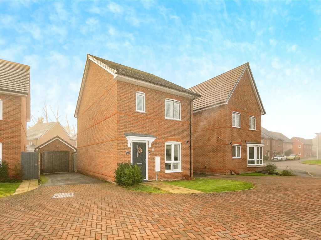3 bed country house for sale in Marlow Place, Spencers Wood RG7, £460,000