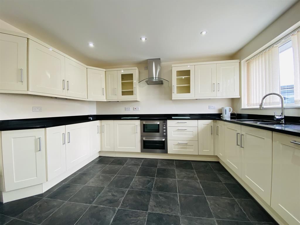 5 bed detached house to rent in Buckingham Way, Castleford WF10, £1,400 pcm