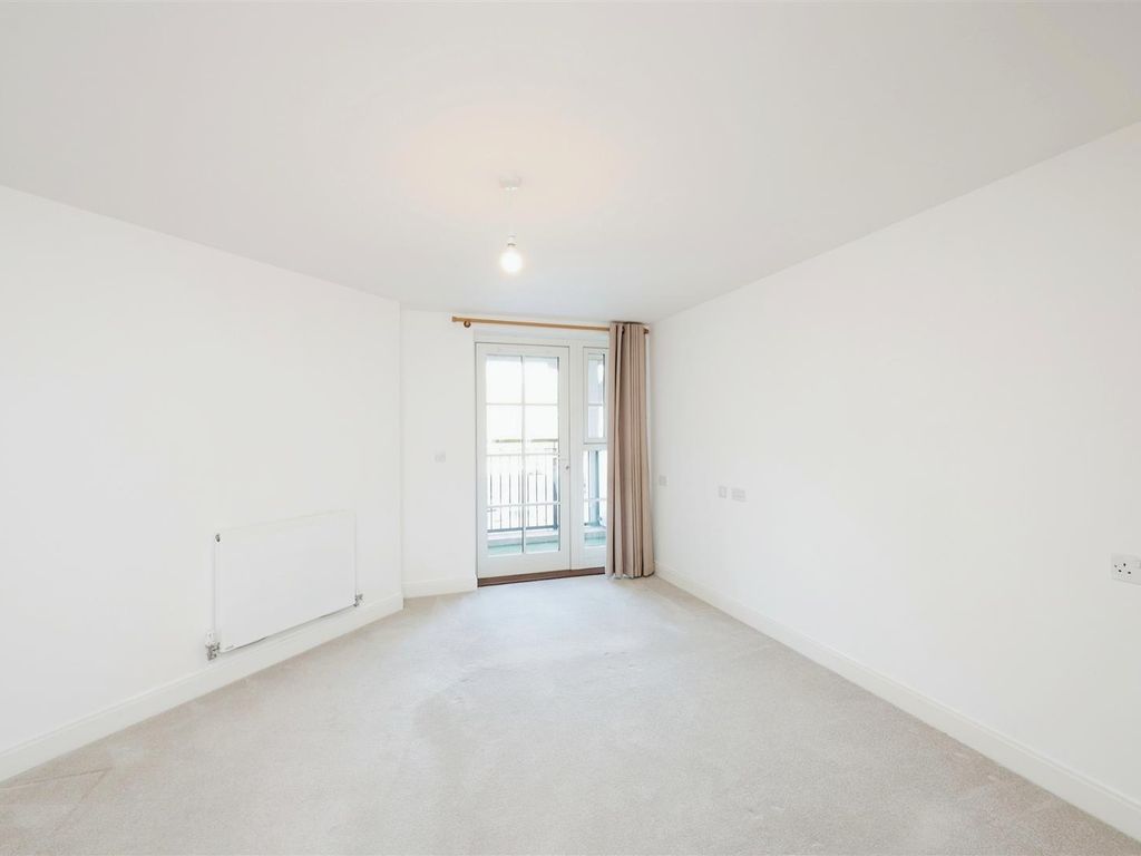 1 bed flat for sale in The Broadway, Amersham HP7, £240,000