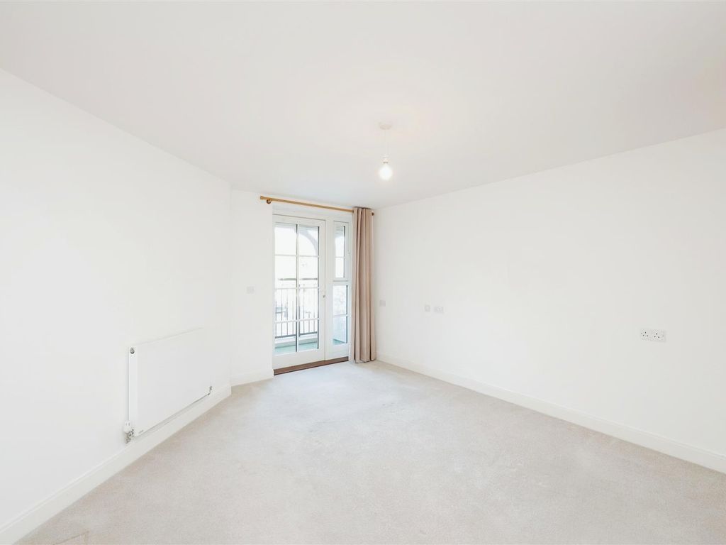 1 bed flat for sale in The Broadway, Amersham HP7, £240,000