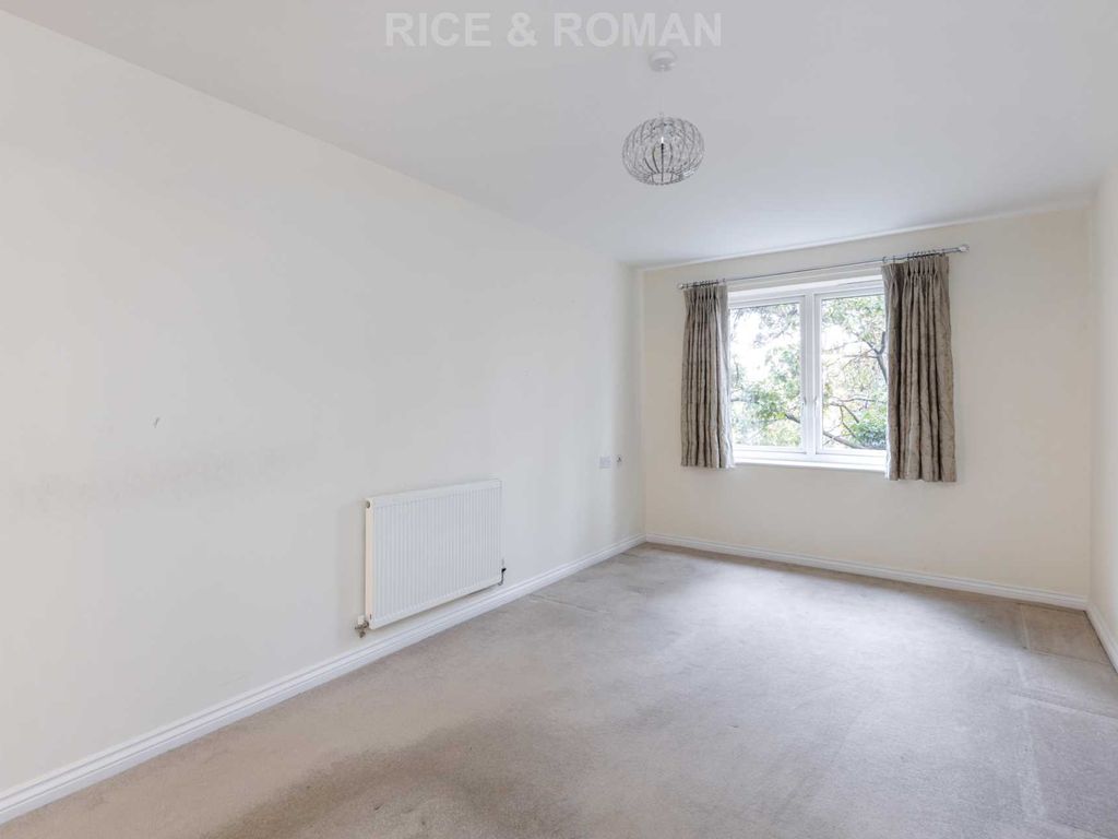 1 bed flat for sale in Stokes Lodge, Camberley GU15, £180,000