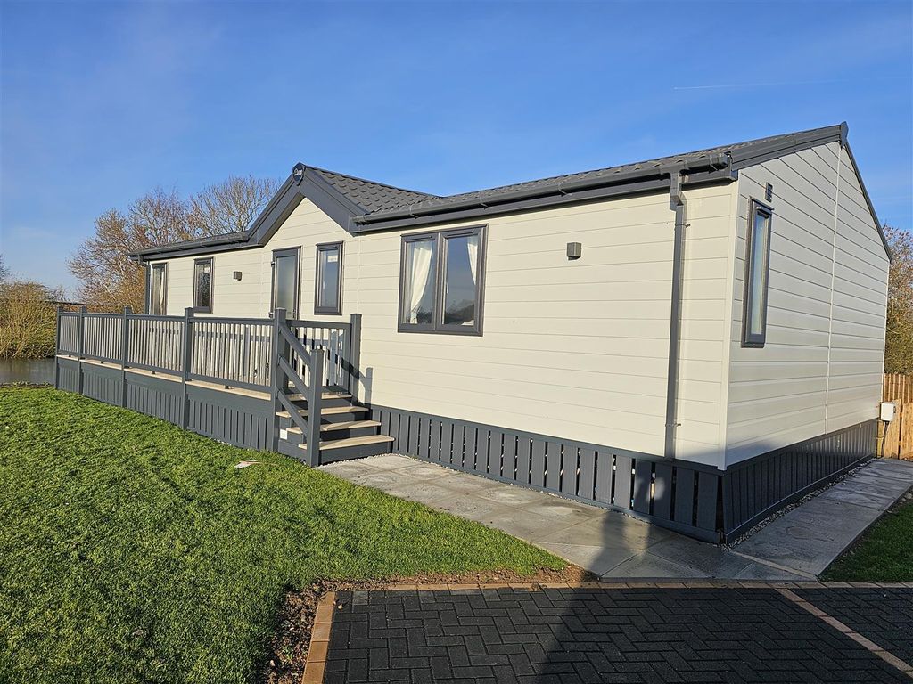 2 bed mobile/park home for sale in White Swan Luxury Lodge Park, Dunham-On-Trent, Newark NG22, £180,000