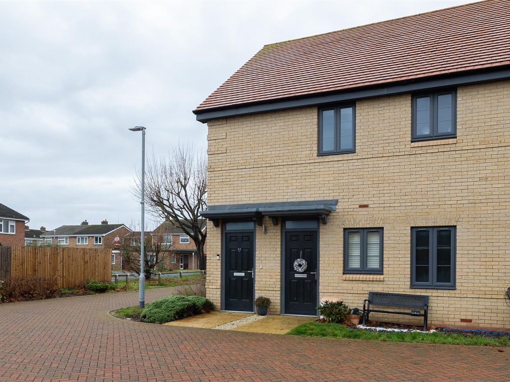 2 bed flat for sale in Chew Meadow, Biggleswade SG18, £96,000
