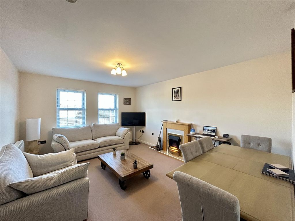 2 bed flat for sale in Longchamp Drive, Ely CB7, £175,000