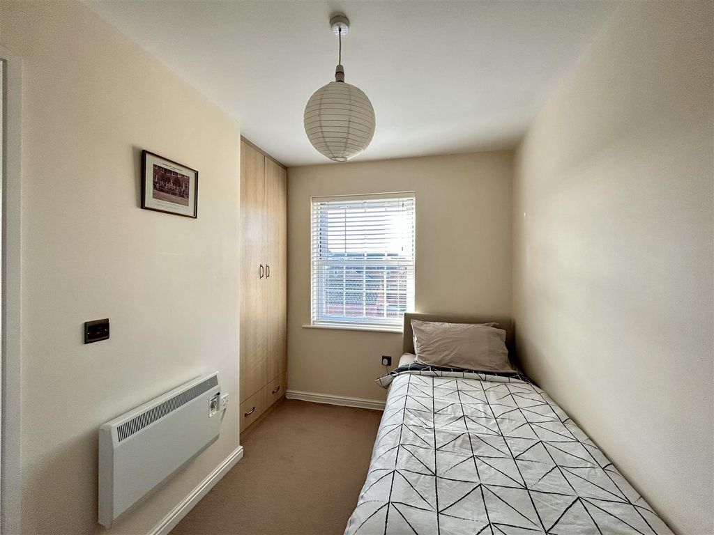 2 bed flat for sale in Longchamp Drive, Ely CB7, £175,000