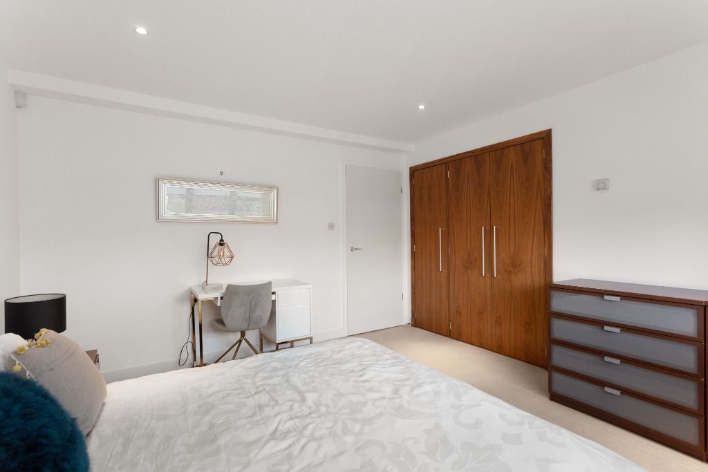 3 bed flat to rent in Barnton Avenue West, Cramond, Edinburgh EH4, £3,500 pcm