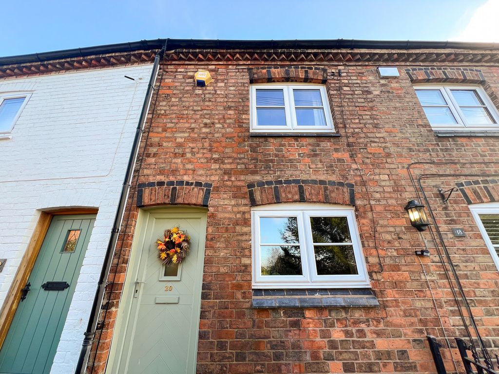 2 bed town house for sale in Chapel Lane, Leicester LE6, £230,000