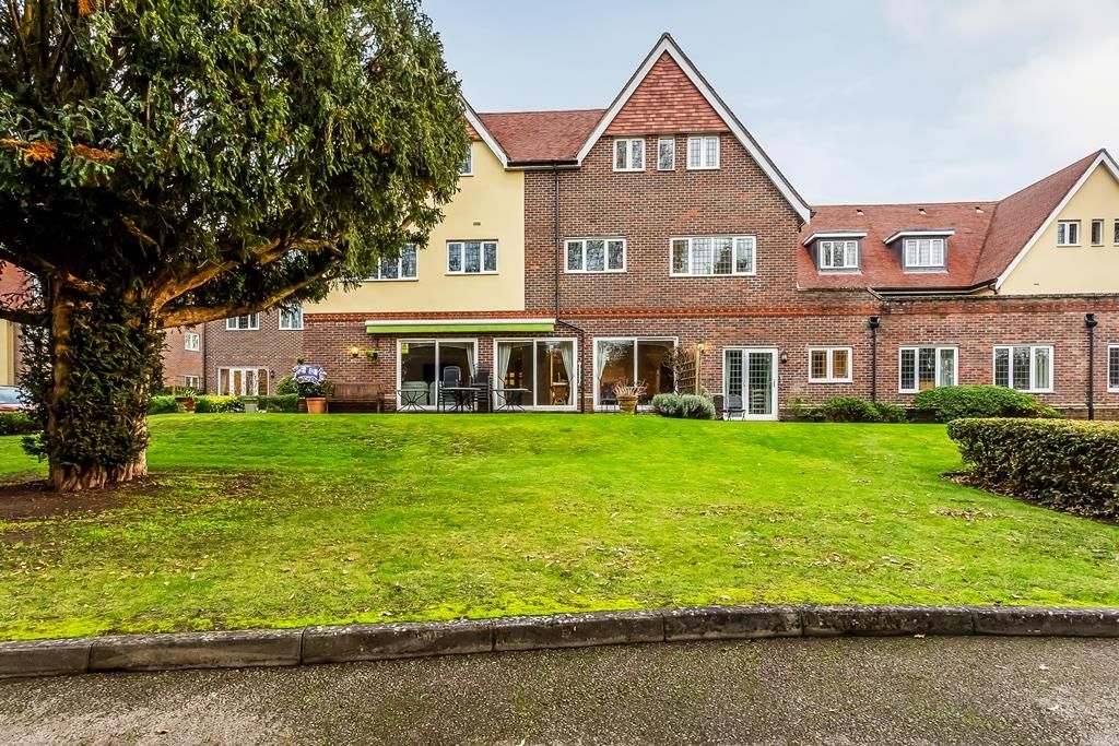 2 bed property for sale in Ashcroft Place, Leatherhead KT22, £365,000
