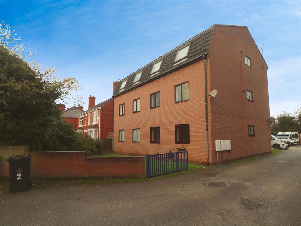2 bed flat for sale in Shadyside, Doncaster DN4, £45,000