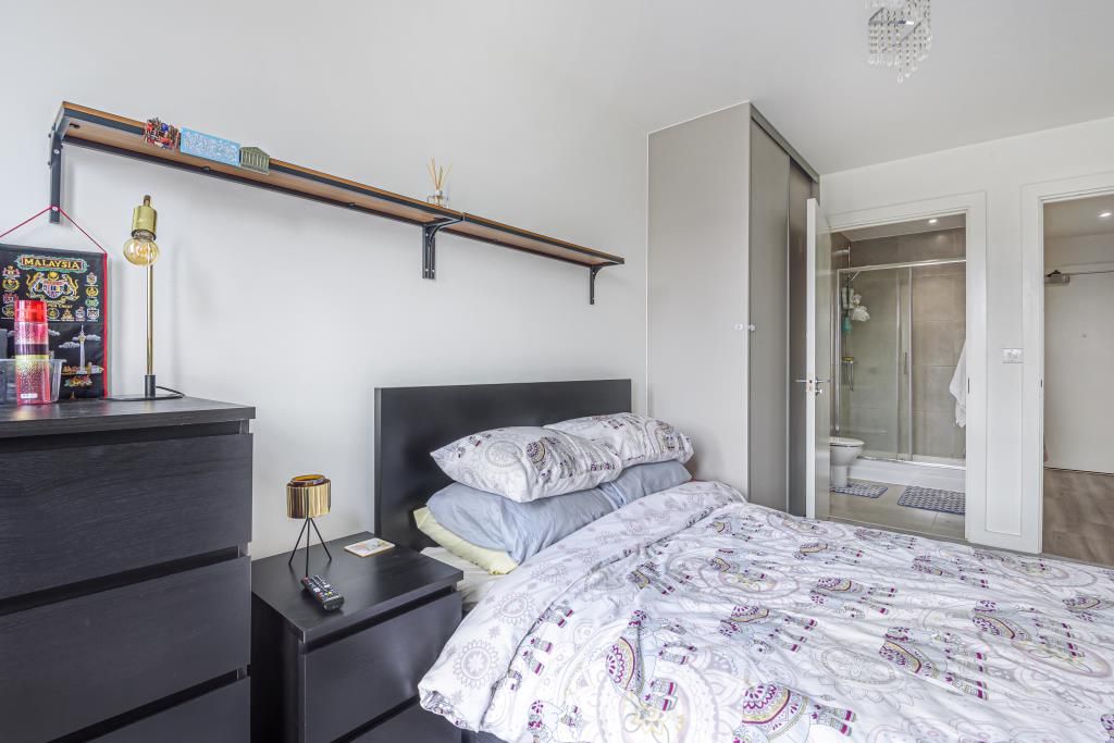 2 bed flat for sale in Aylesbury, Buckinghamshire HP20, £240,000