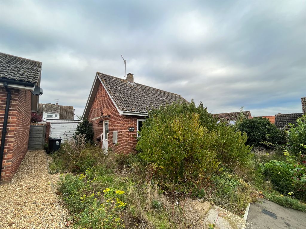 2 bed detached bungalow for sale in Cleaves Drive, Walsingham NR22, £190,000