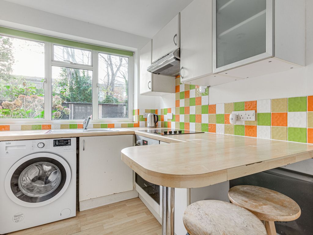 1 bed flat to rent in The Chase, Clapham Town SW4, £1,950 pcm