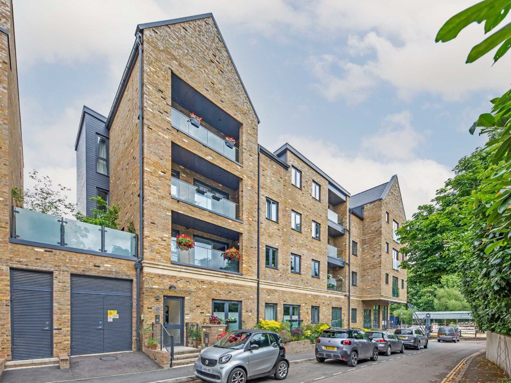 2 bed flat for sale in Lion Wharf Road, Isleworth TW7, £579,950