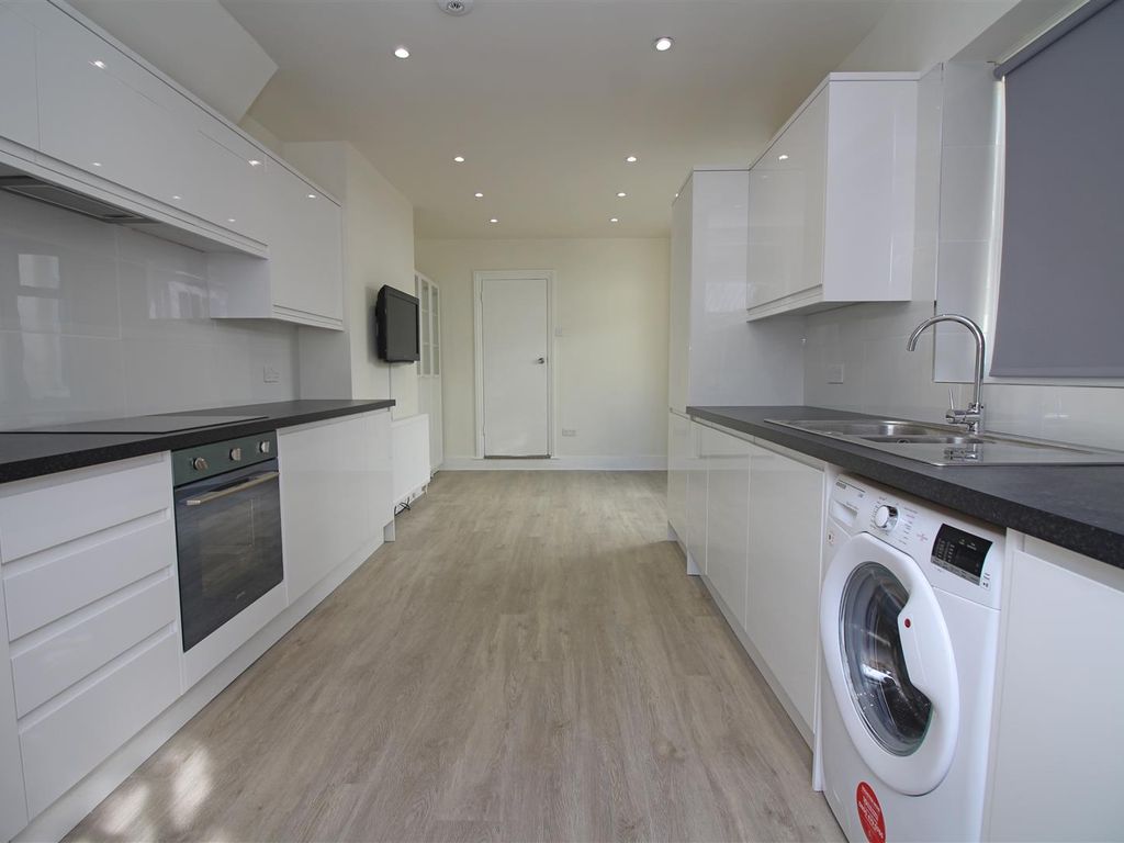 3 bed property to rent in Thorpe Road, London E17, £2,000 pcm