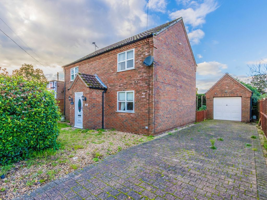 3 bed detached house for sale in Loddon Road, Ditchingham NR35, £270,000