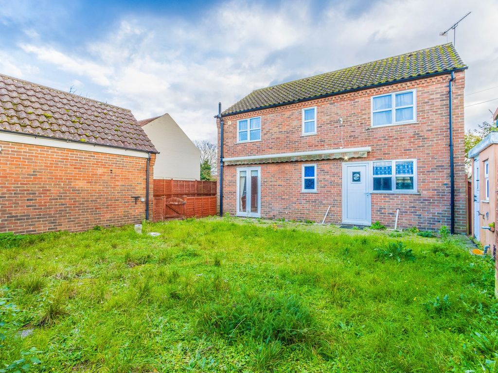 3 bed detached house for sale in Loddon Road, Ditchingham NR35, £270,000